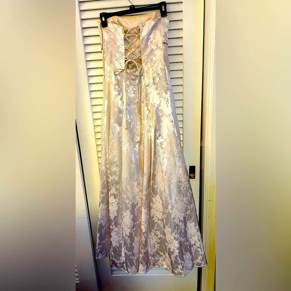 Beautiful Vintage Strapless Gown in champagne pink with matching shawl - Picture 6 of 16